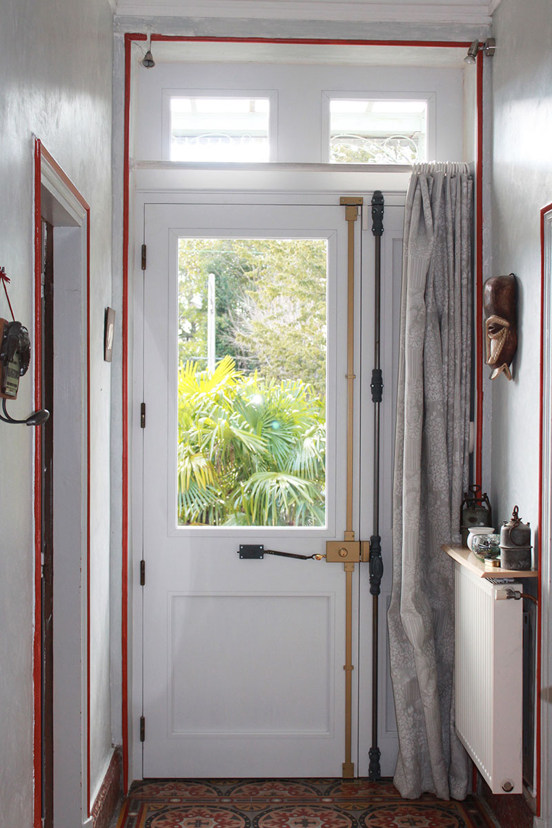 Porte — Bois exotique peint.