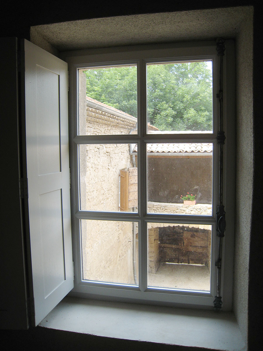 Fenêtre — Bois exotique, apès blanc.