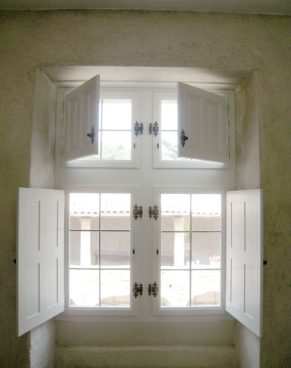 Fenêtre — Bois exotique, après blanc.
Volets — Bois exotique, après blanc.