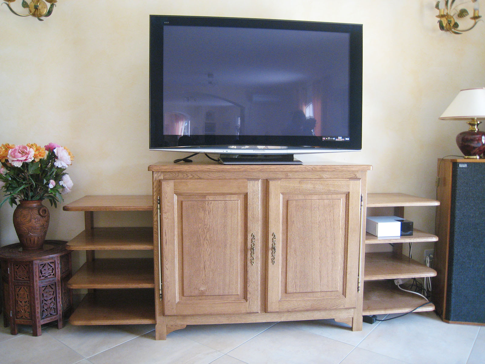 Meuble — Chêne vernis.
Ouverture — Clé de tirage en laiton.
Ferrures — Fiche à lacet laiton.