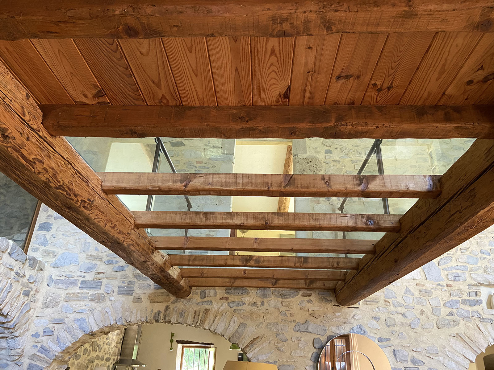 Mezzanine — Vieux bois & verre.