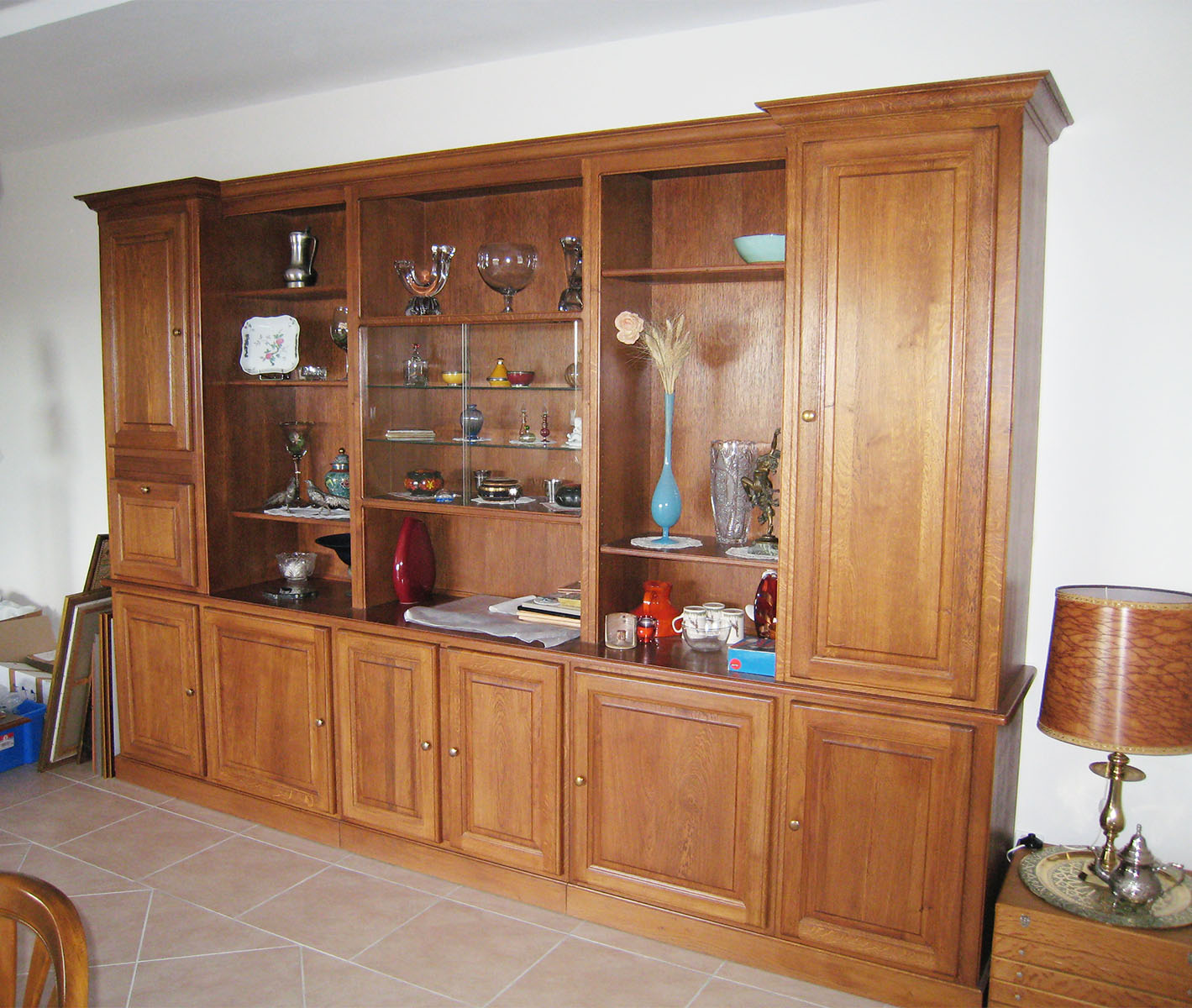 Meuble — Chêne teinté vernis.
Ouverture — Boutons anodisés argent.
Vitrine — Verre clair coulissant.