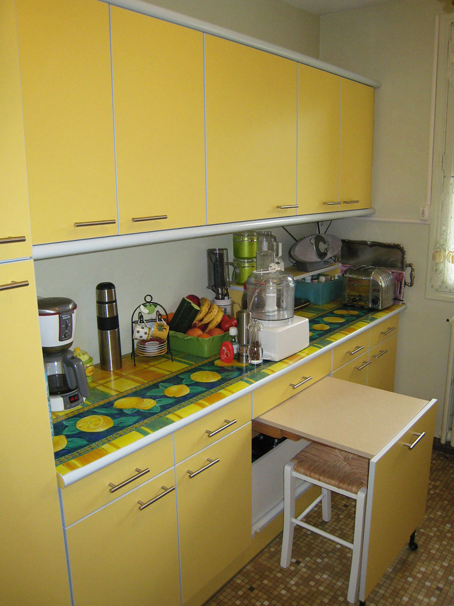 Façade — Décors jaune citron.
Plan de travail — Décors vintage motifs citron.
+ Produit — Table escamotable.
