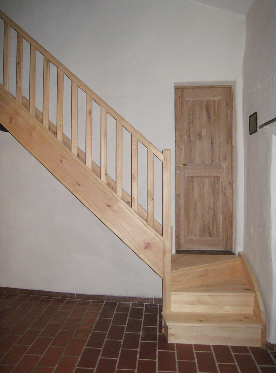 Escalier — Pin vernis.