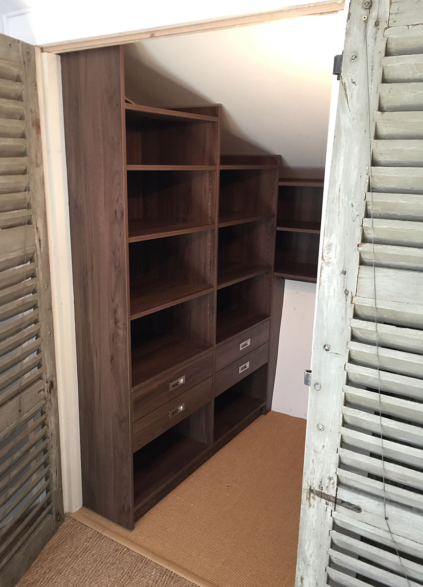 Dressing — Décor noyer du Pacifique.
Poignées cuvettes — Inox brossé.