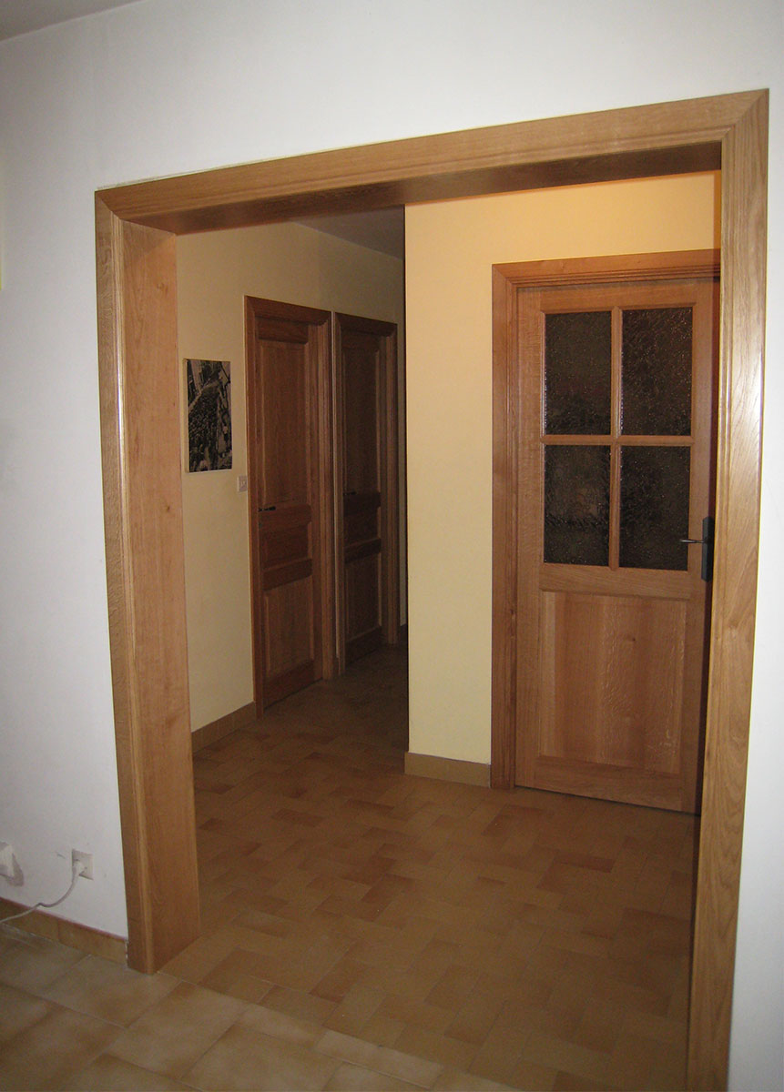 Cadre — Chêne teinté, vernis.