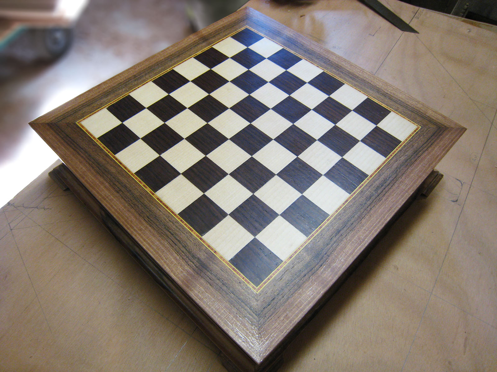 Marquetterie — Erable et wengé.
Cadre — Noyer et filet.