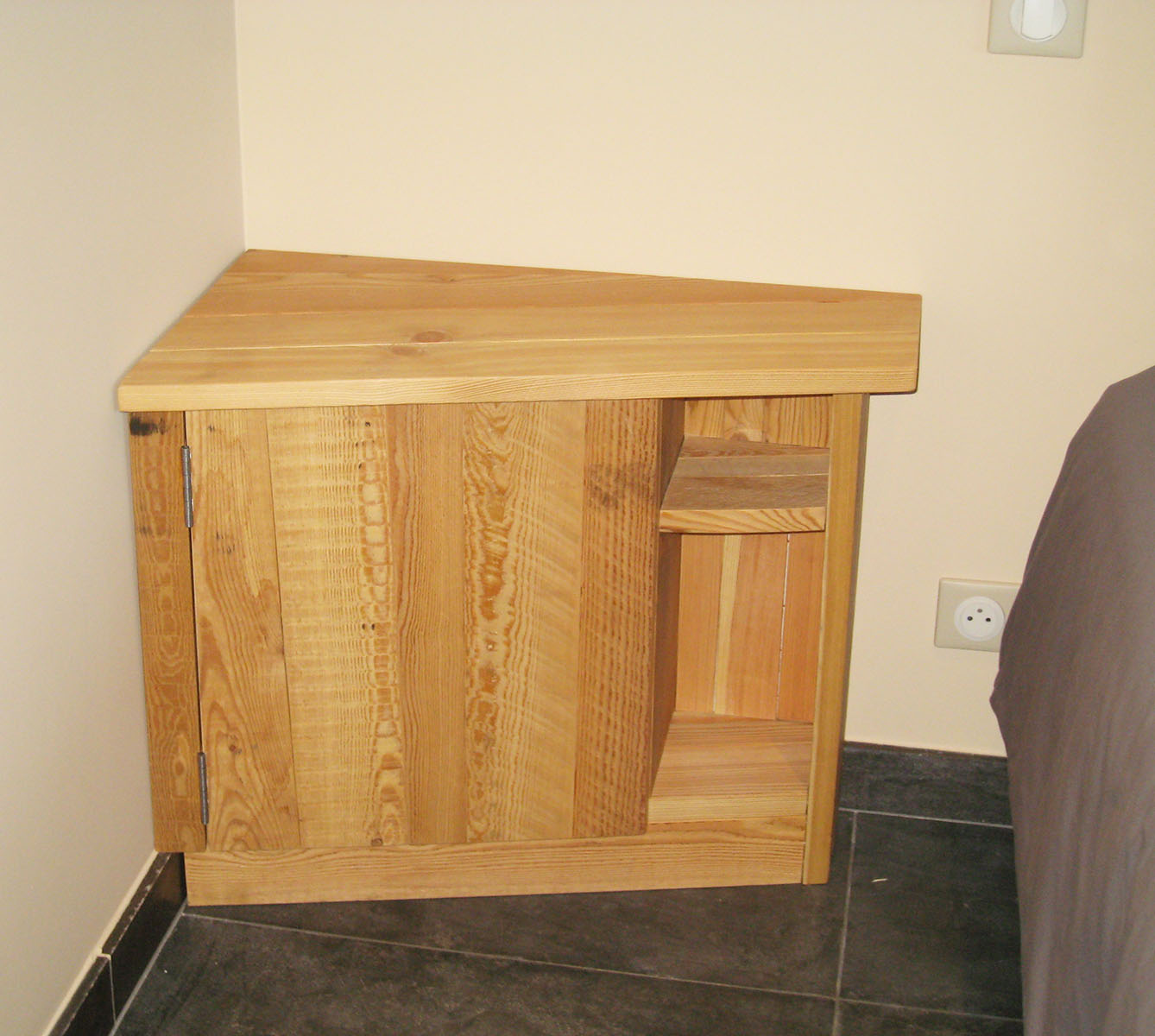 Meuble — Mélèze vernis.
Ouverture — Tip-on (sans poignée).