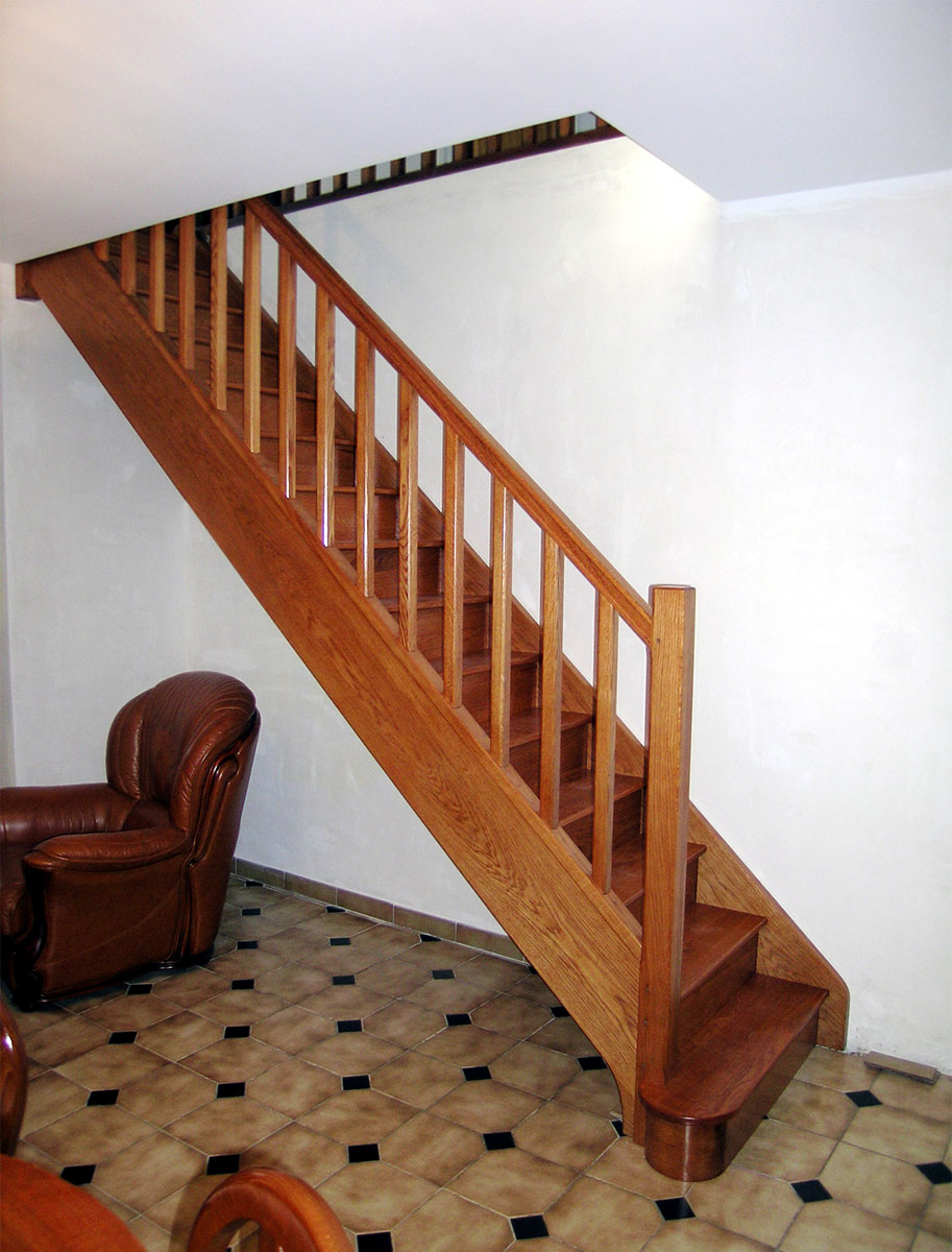 Escalier — Châtaigner teinté, vernis.