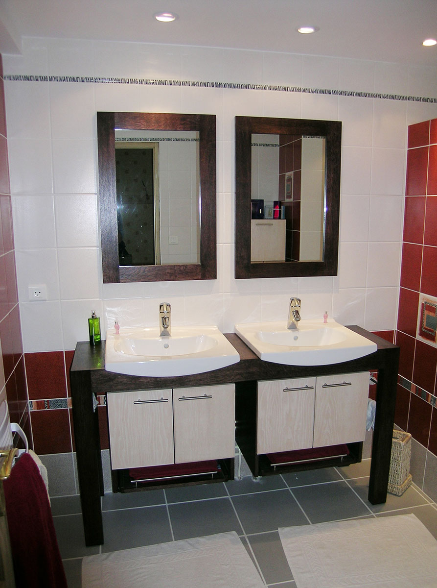 Meubles — Chêne, teinté vernis.
Façade — Frêne, teinté cérusé vernis.
Cadre de miroir — Chêne, teinté vernis.