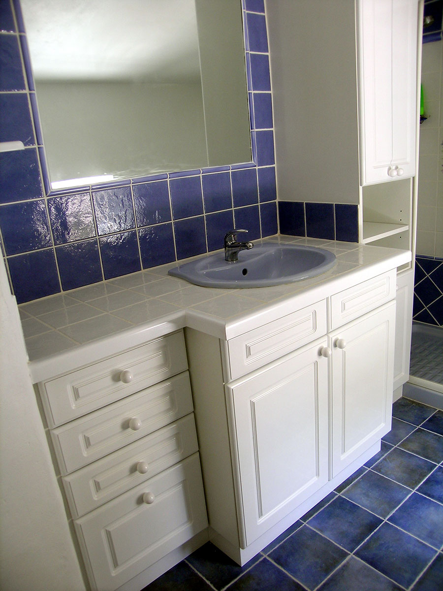 Façades — Medium laqué blanc.
poignées — Bouton laqué blanc.