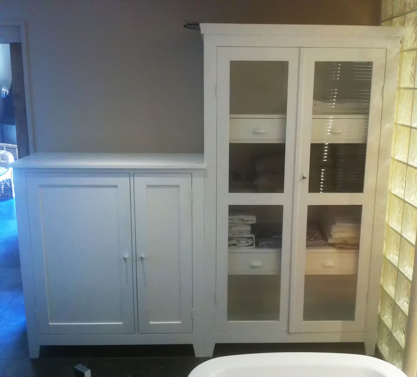 Meuble — Épicéa laqué blanc.
Fermeture — Clef de condamnation.