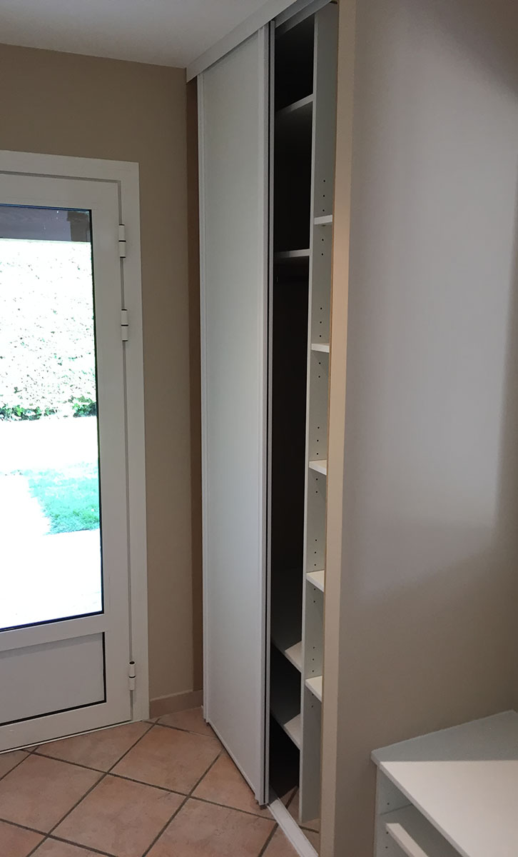 Aménagement — Penderie, étagères.
Facades coulisantes — Décor blanc premium.