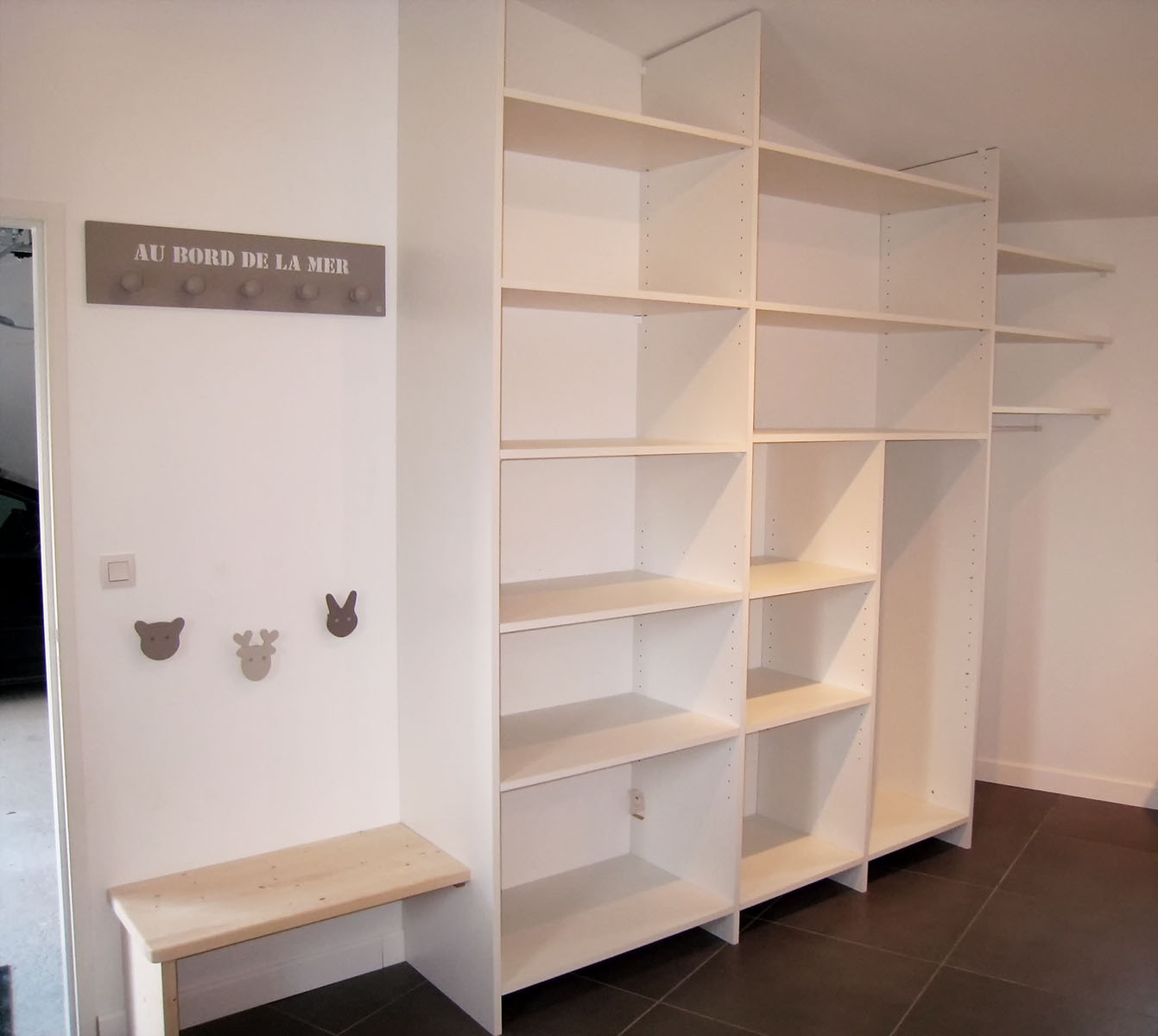 Corps de meuble — Décors blanc.
Assise — Epicéa vernis.