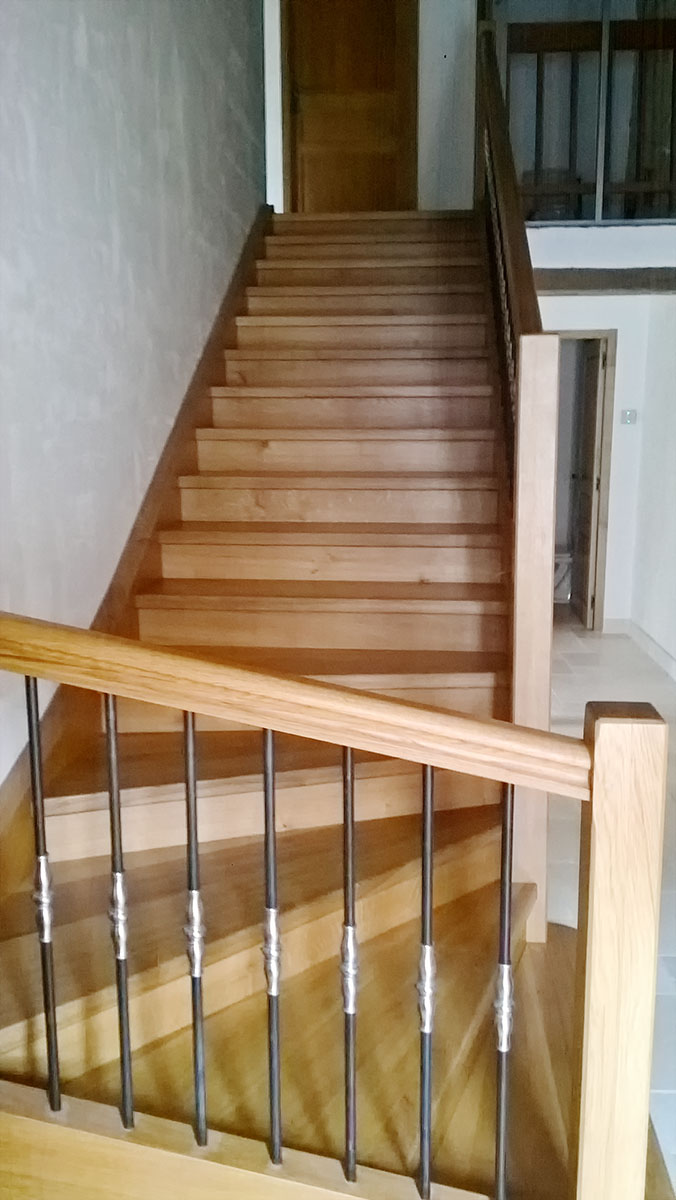 Escalier — Chêne huilé.
Garde corps — Chêne huilé et acier.