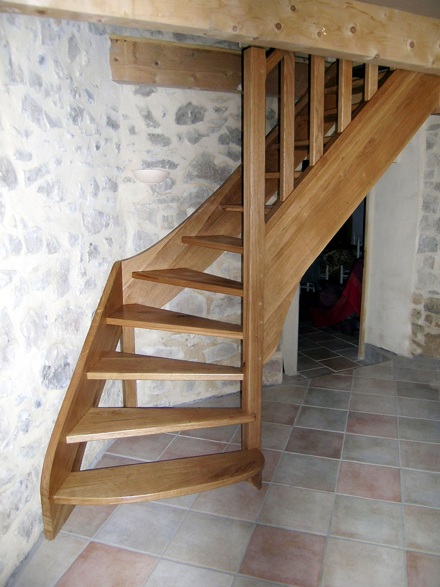 Escalier — Chêne, teinté vernis.