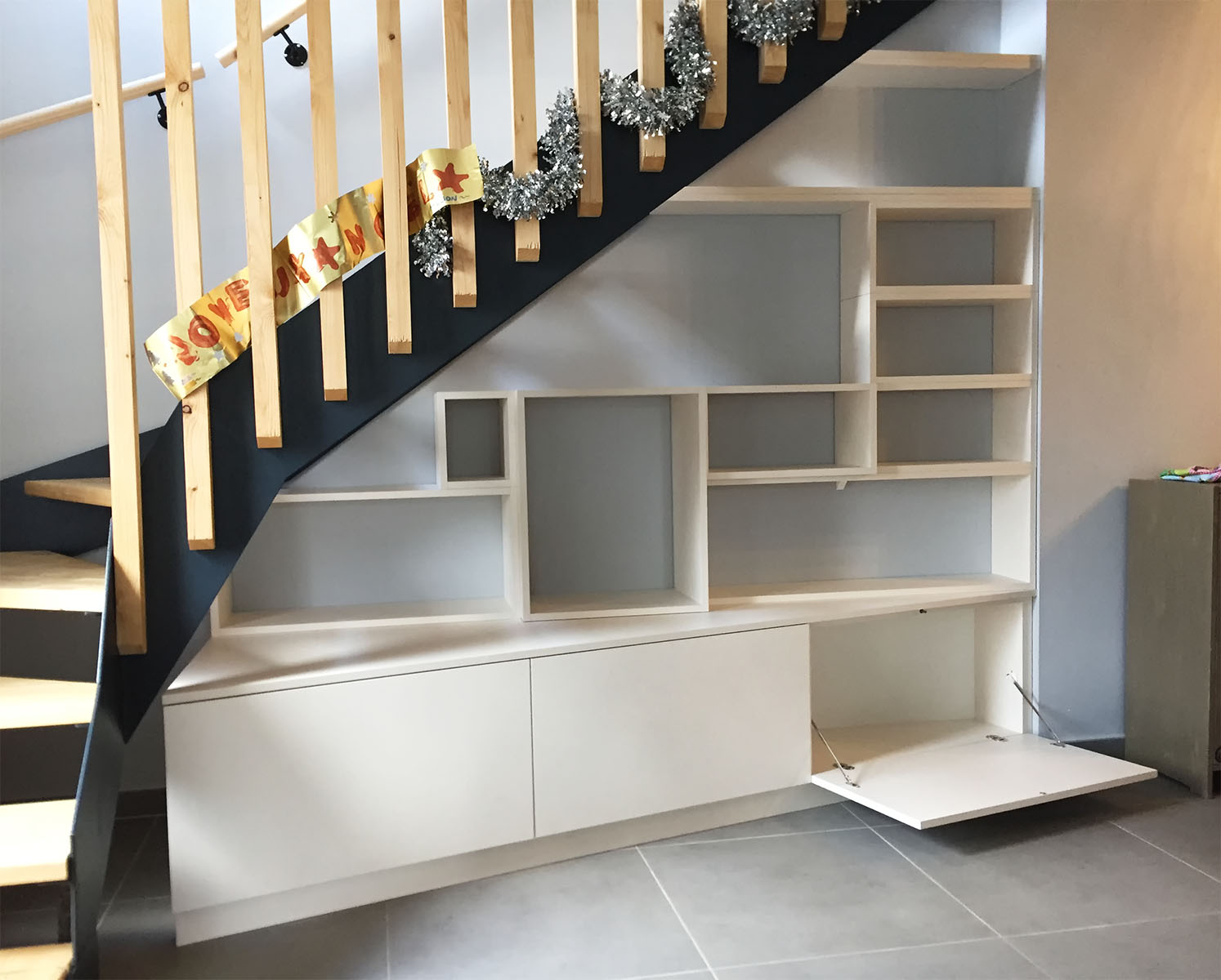 Meuble — Décor blanc crème.
Ouvertures — Tip-on (sans poignée)