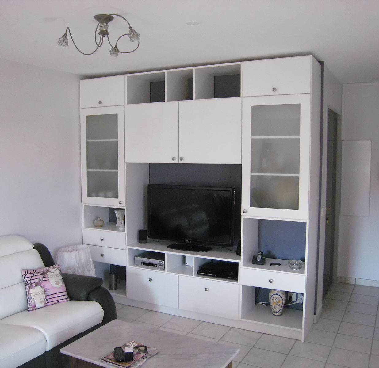 Façades — Medium laqué blanc.
Structure de meuble — Décor blanc.