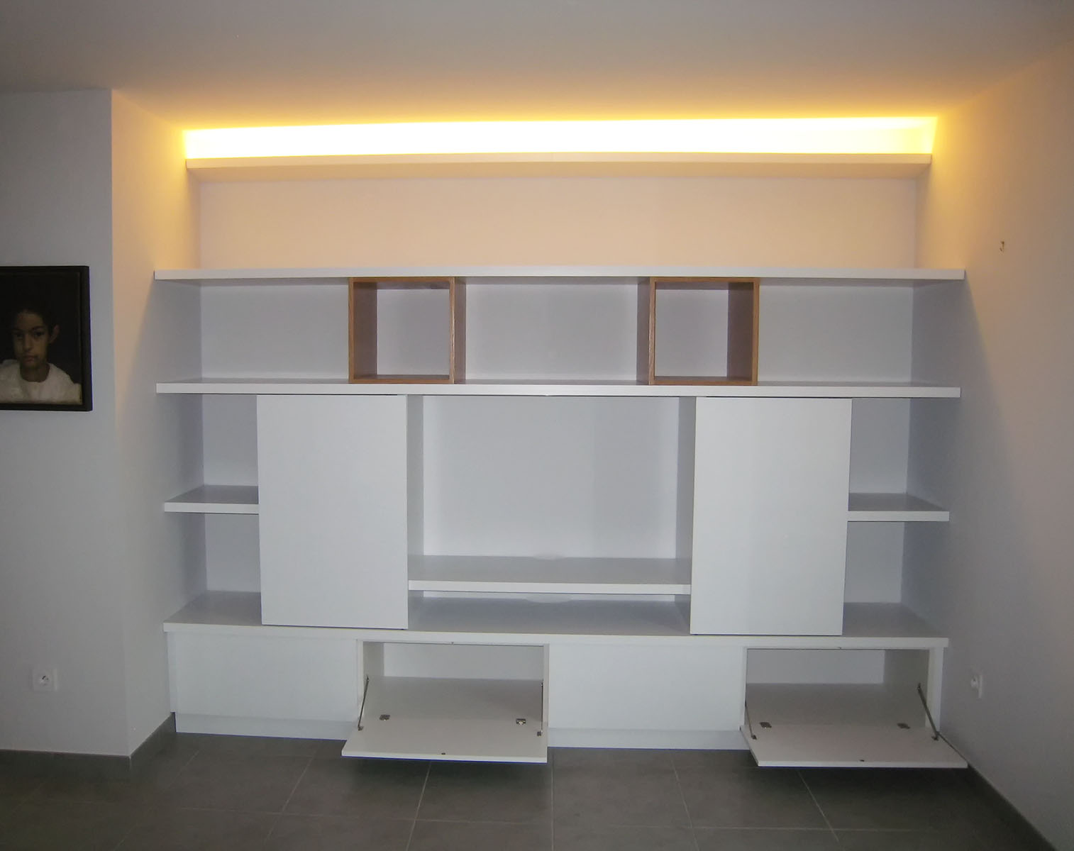 Aménagement — Medium laqué blanc.
Niches — Chêne verni.
Ouvertures — Tip-on (sans poignées).
Porte coulissante — TV dissimulée.