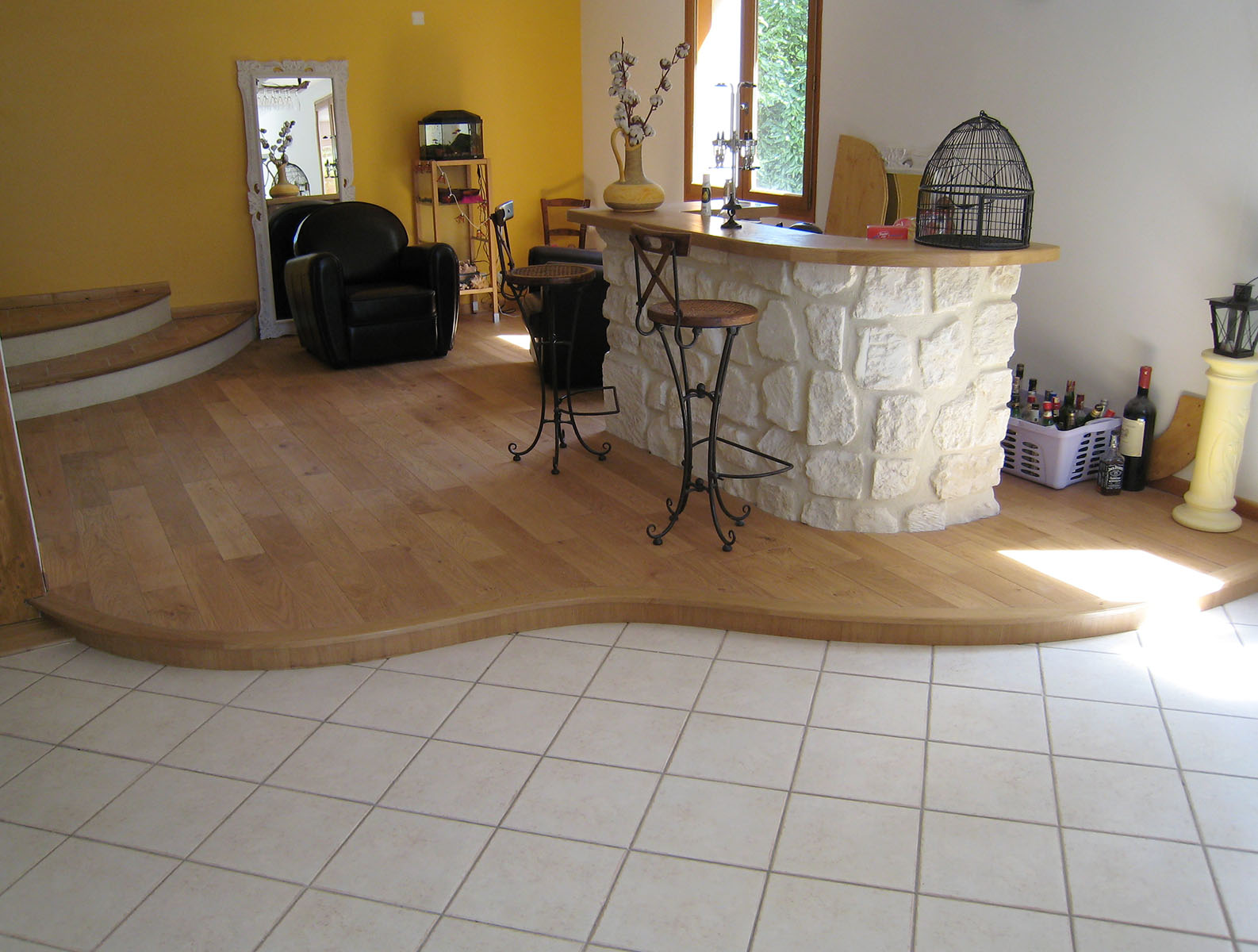 Bar — Plateau chêne verni.
Parquet — Chêne massif verni.
Habillage de marches — Chêne massif verni.