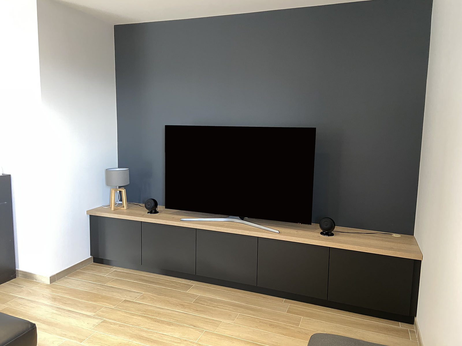 Meuble TV — Perfect sense, mat noir.
Plateau — Chêne.