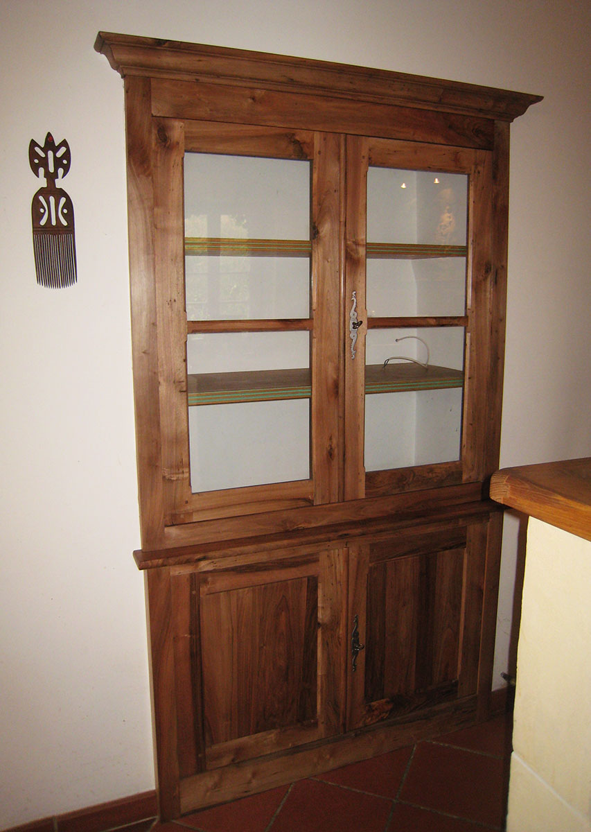 Meuble — Noyer teinté, verni.
Fermeture — Clef de condamnation.