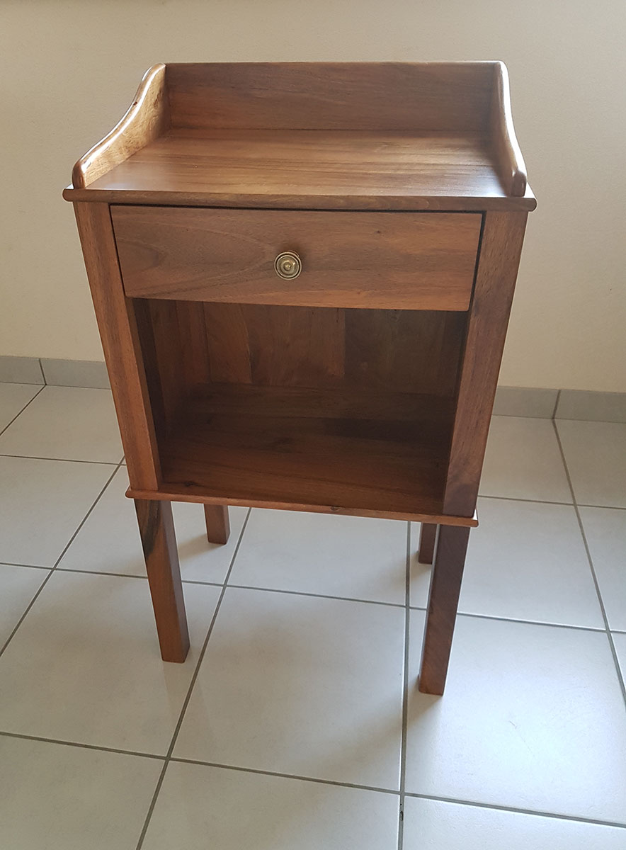 Meuble — Noyer teinté, verni.
Poignées — Boutons laiton patinés.