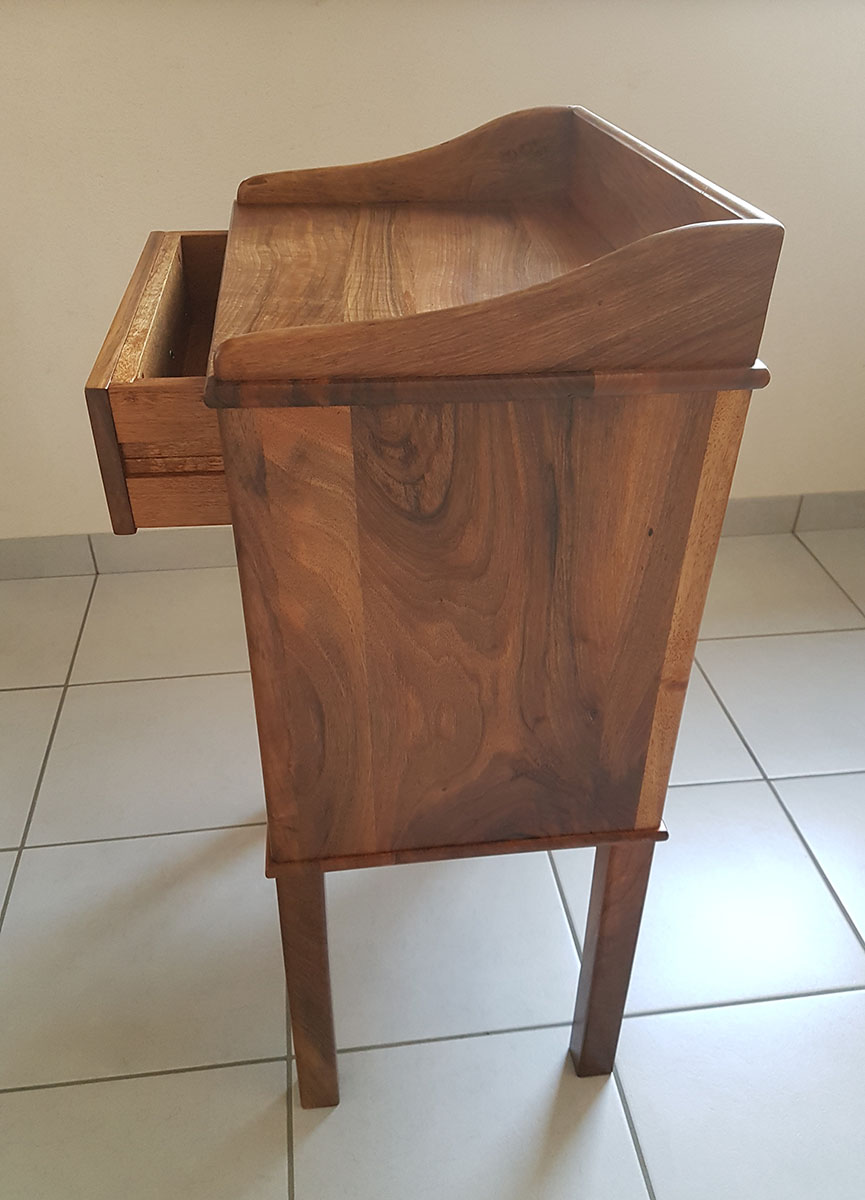 Meuble — Noyer teinté, verni.
Poignées — Boutons laiton patinés.