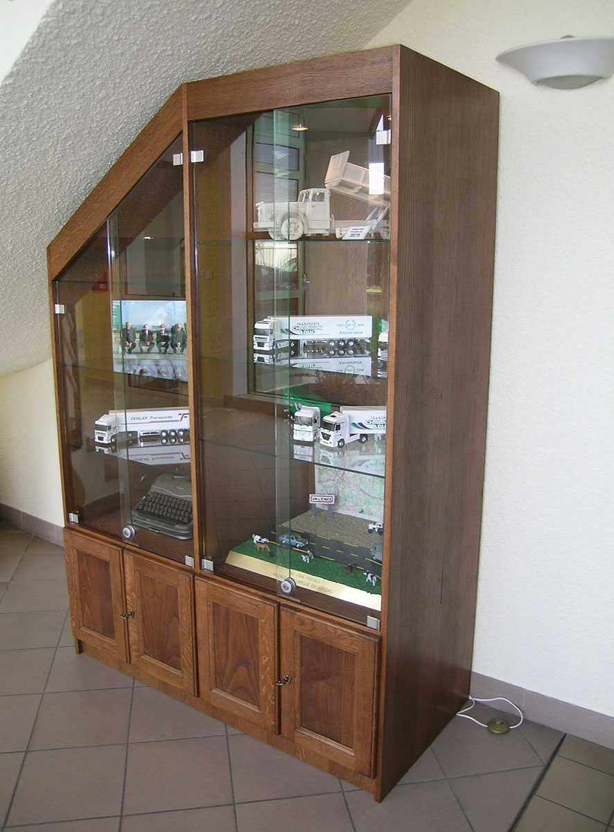 Meuble — Chêne teinté, verni.
Ouverture sécurisée — Porte vitrée à clefs.