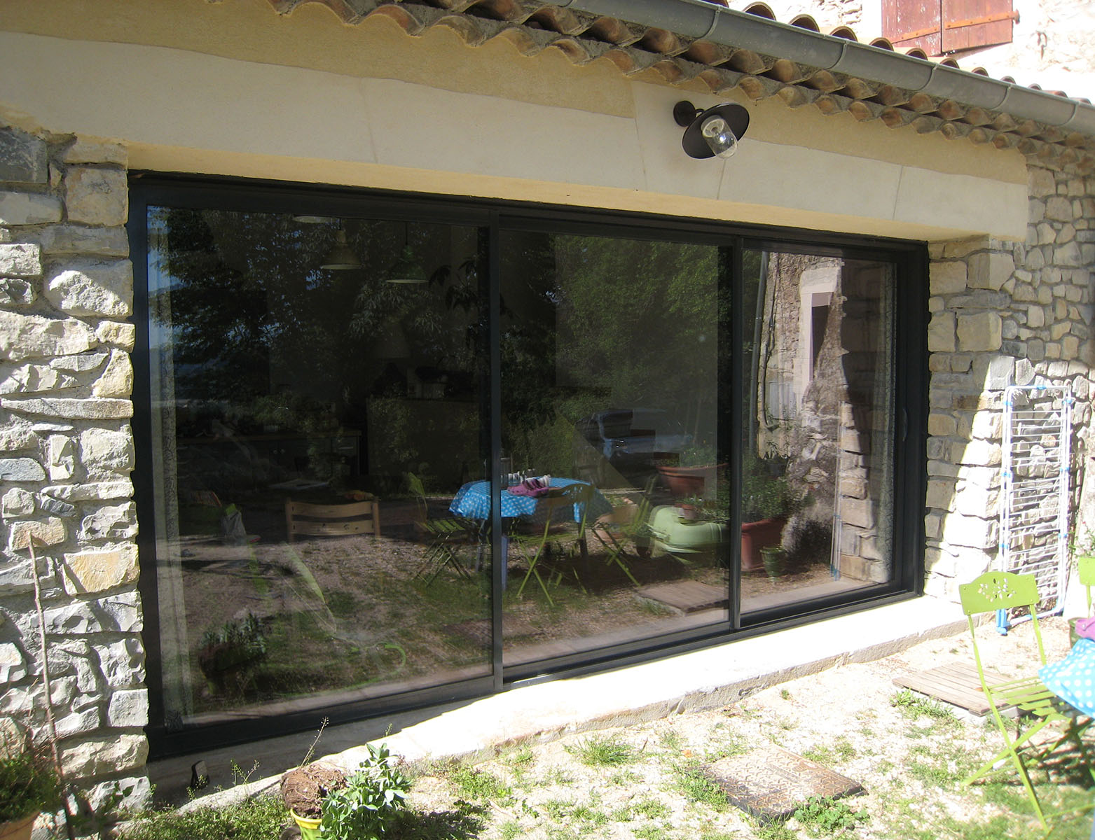 Menuiserie — Aluminium gris anthracite.