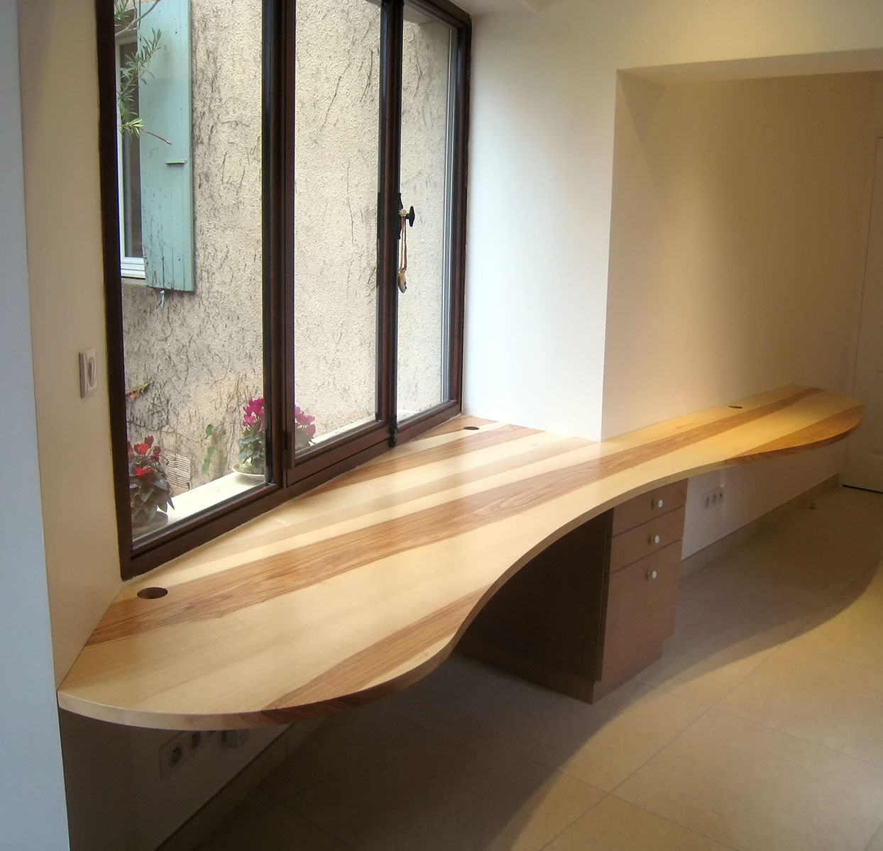 Plateau — Frêne olivier verni.
Meuble — Médium verni.
Poignées — Bouton laqué blanc.