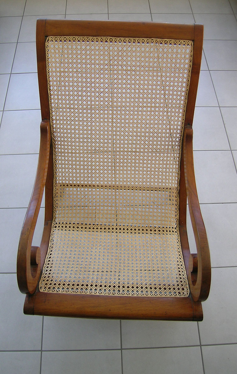Fauteuil Colonial — Cannage traditionnel.
Restauration — Renfort des montant latéraux.