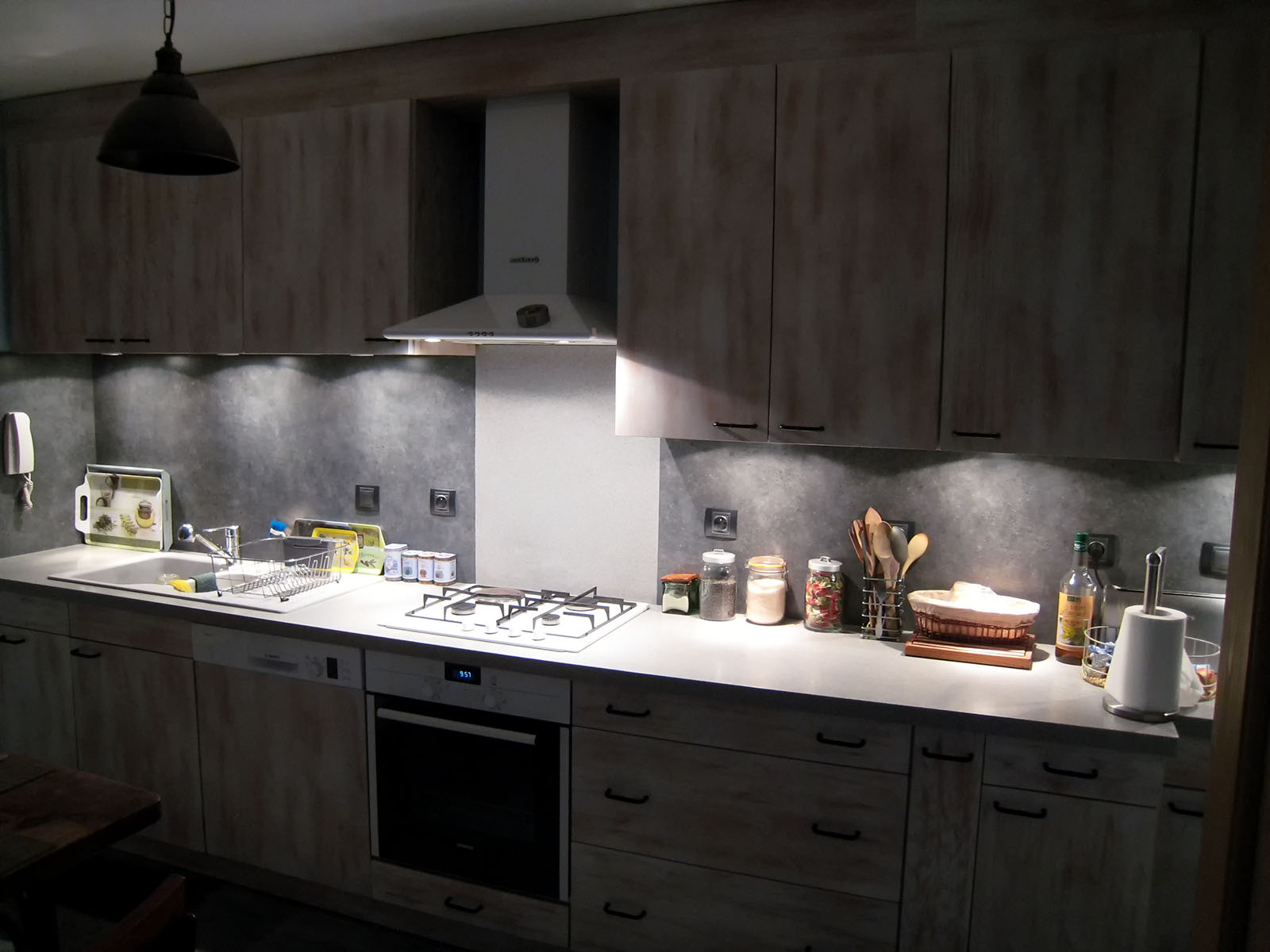 Façade — Laté laqué blanc cérusé.
Plan de travail et crédence — Résine V-Korr décors silver mist.
Electroménager — Four, plaque de cuisson, hotte, lave-vaisselle.