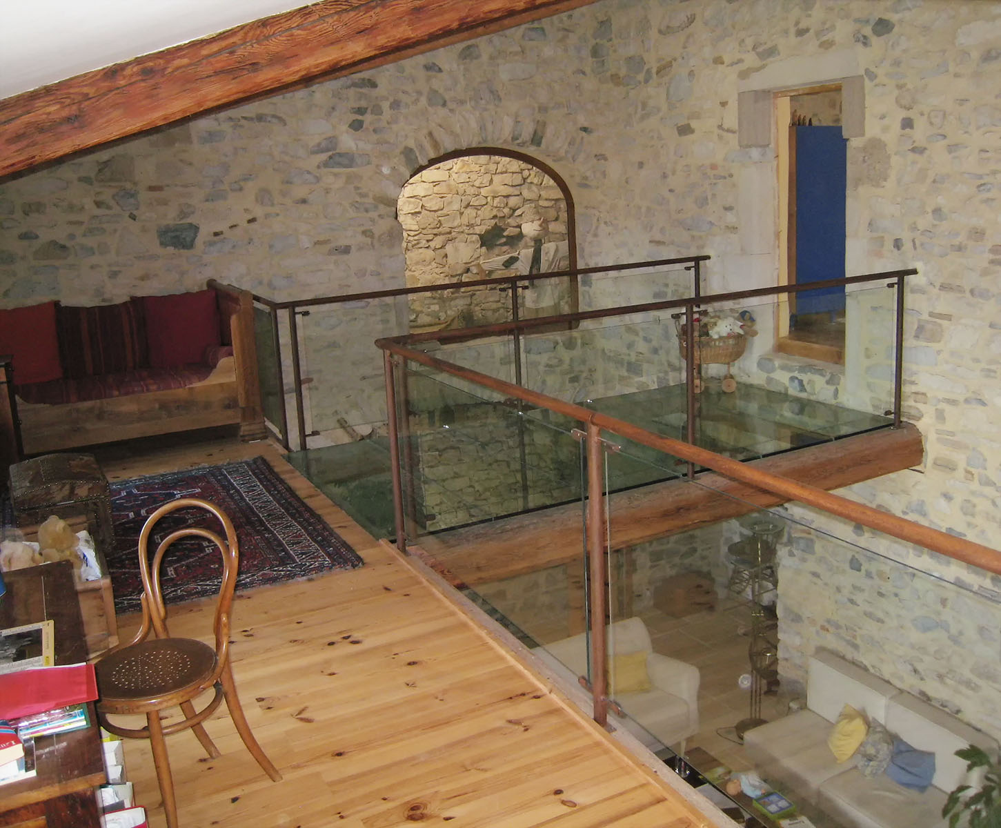 Structure — Transformation de l'existant.
Parquet — Pin verni.
Dalles — Verre trempé.