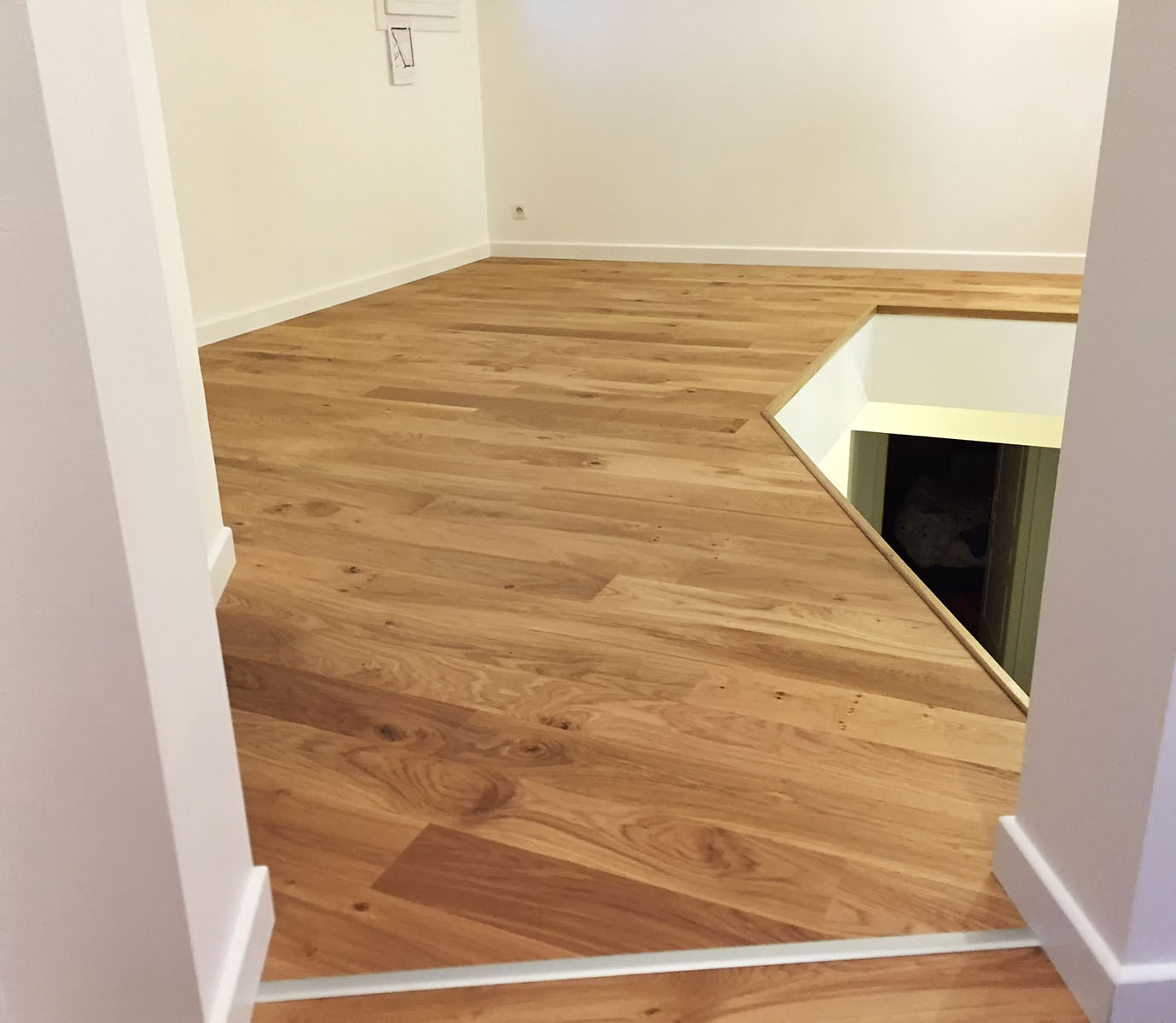 Parquet — Chêne rustique contrecollé, vernis.