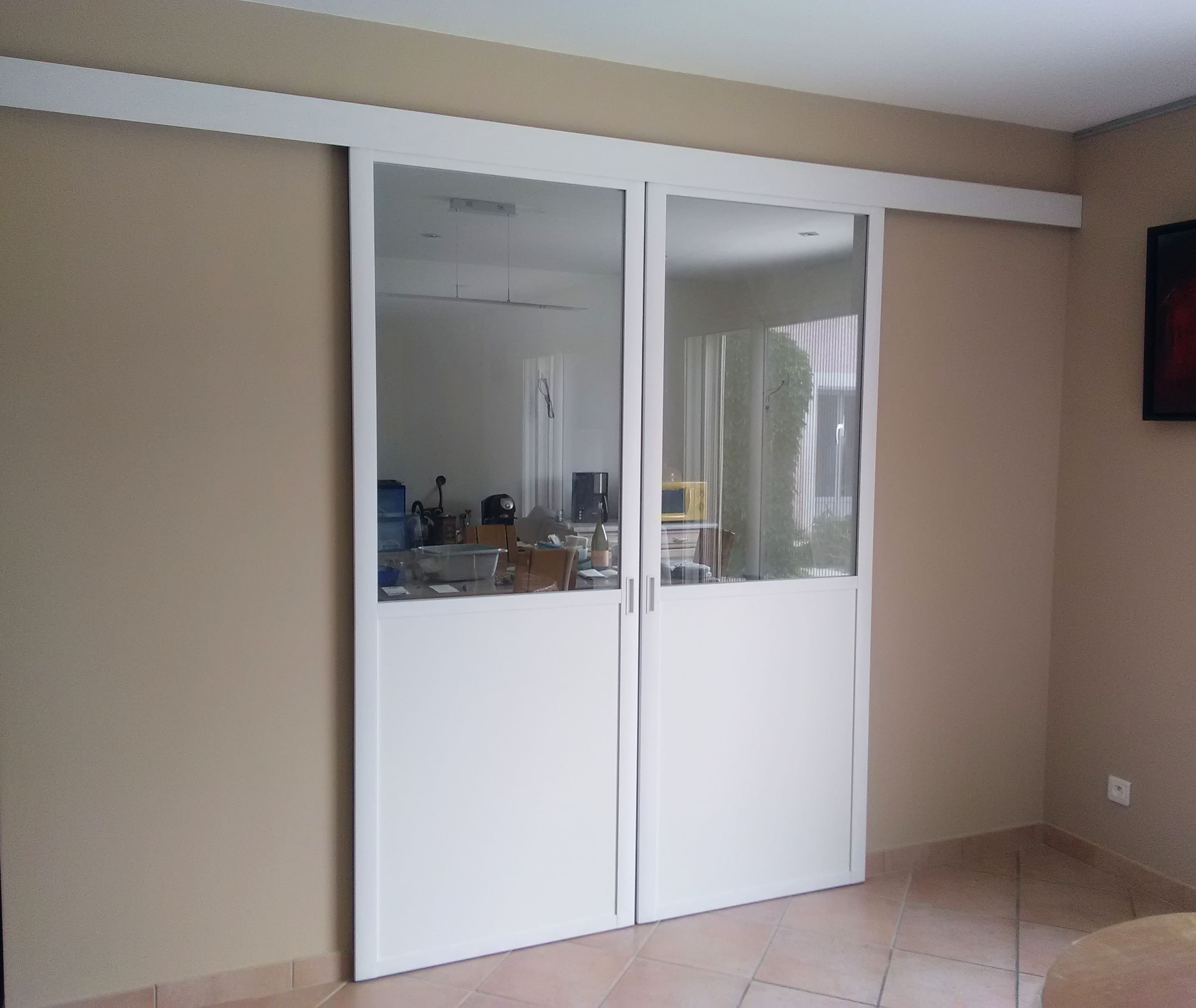 Porte — Profil aluminium laqué blanc, panneau décor laqué blanc.