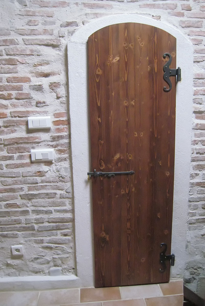 Porte — Épicéa teinté, verni.
Ferrures — Traditionnelles.