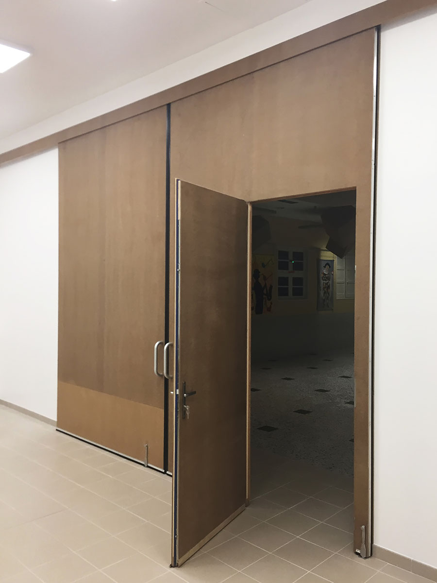 Panneau — Medium.
Interieur — Isolant phonique.
 Ouverture — Coullissante et annexe ouvrante.
+ Produit — Profil anti-pince doigts.