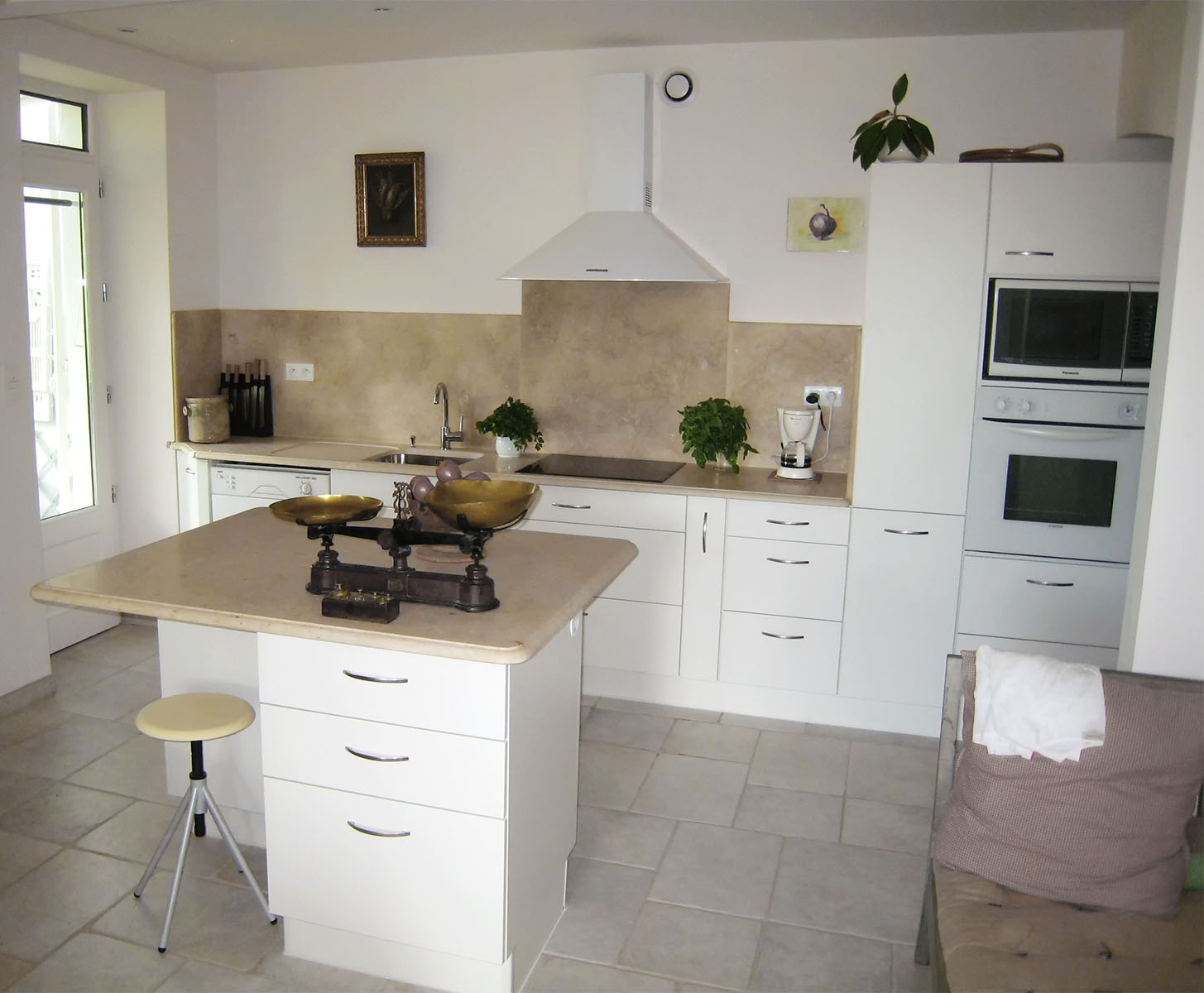 Façades — Medium laqué blanc.
Poignées — Demi-lune inox brossé..