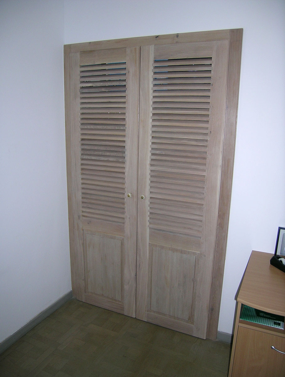 Façade — Chêne, teinté vernis.