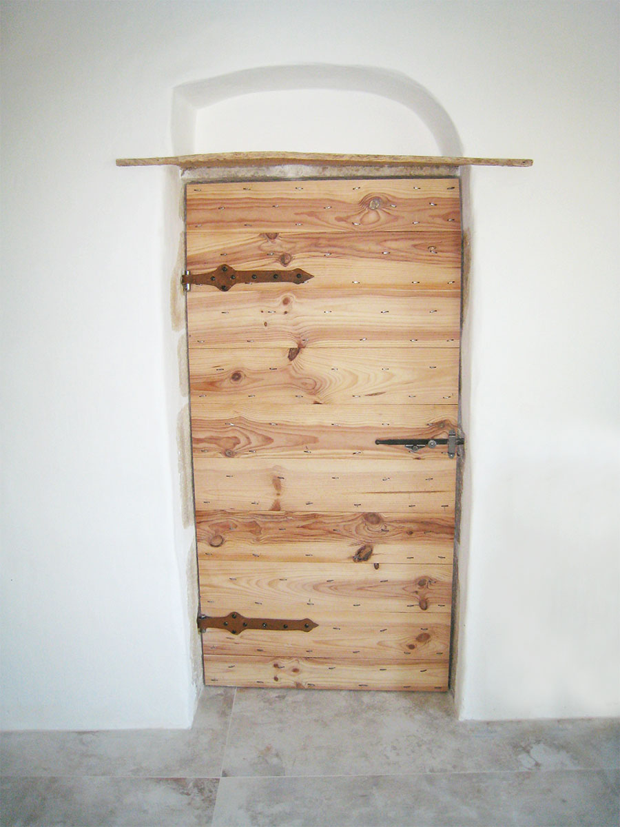 Porte — Pin.
Ferrures — Pentures traditionnelles et clous retournés.