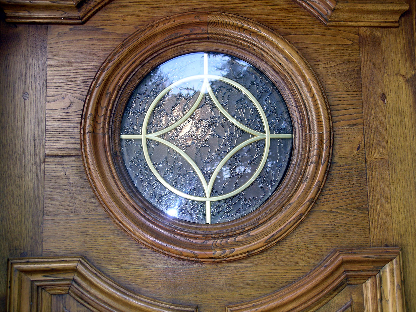 Porte — Chataigné lasuré.
Oculus — Verre texturé.