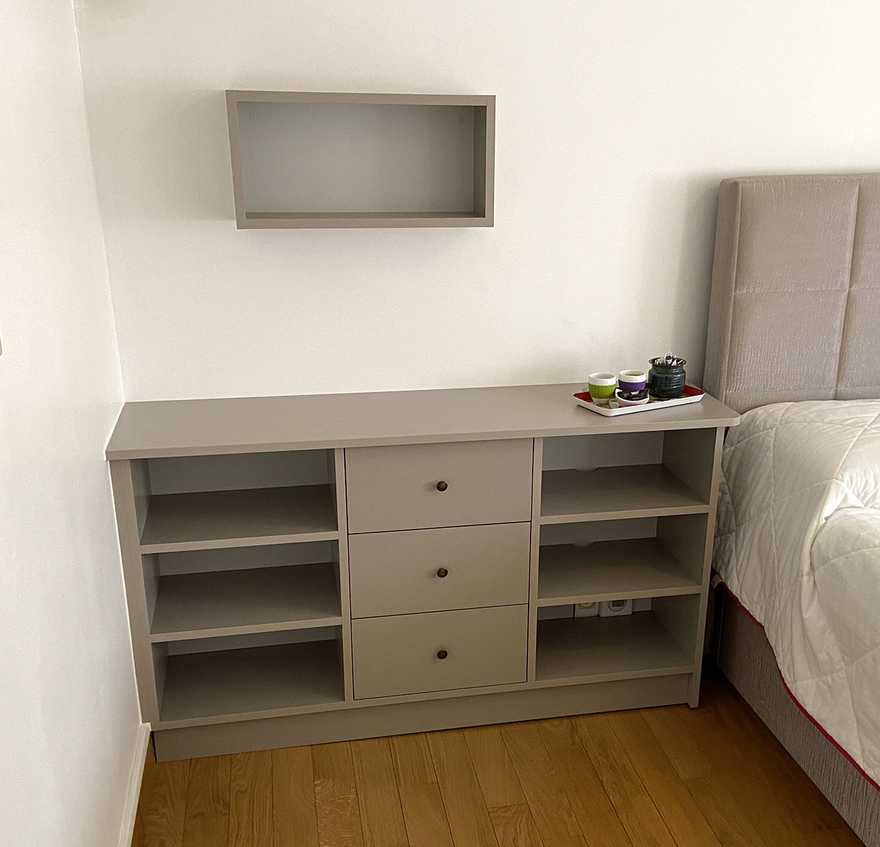 Meuble de chevet — Gris galet.