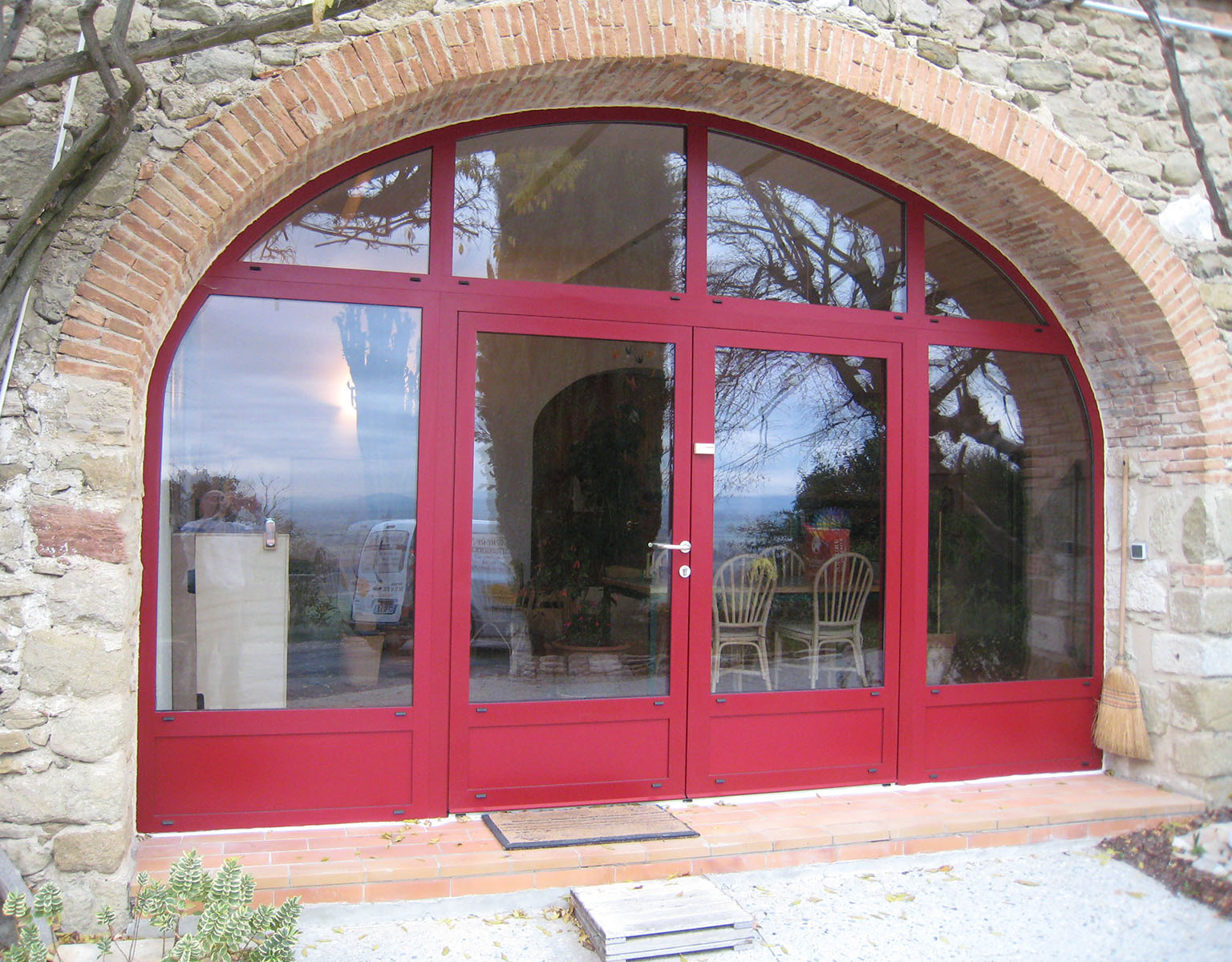 Ensemble — aluminium laqué rouge.