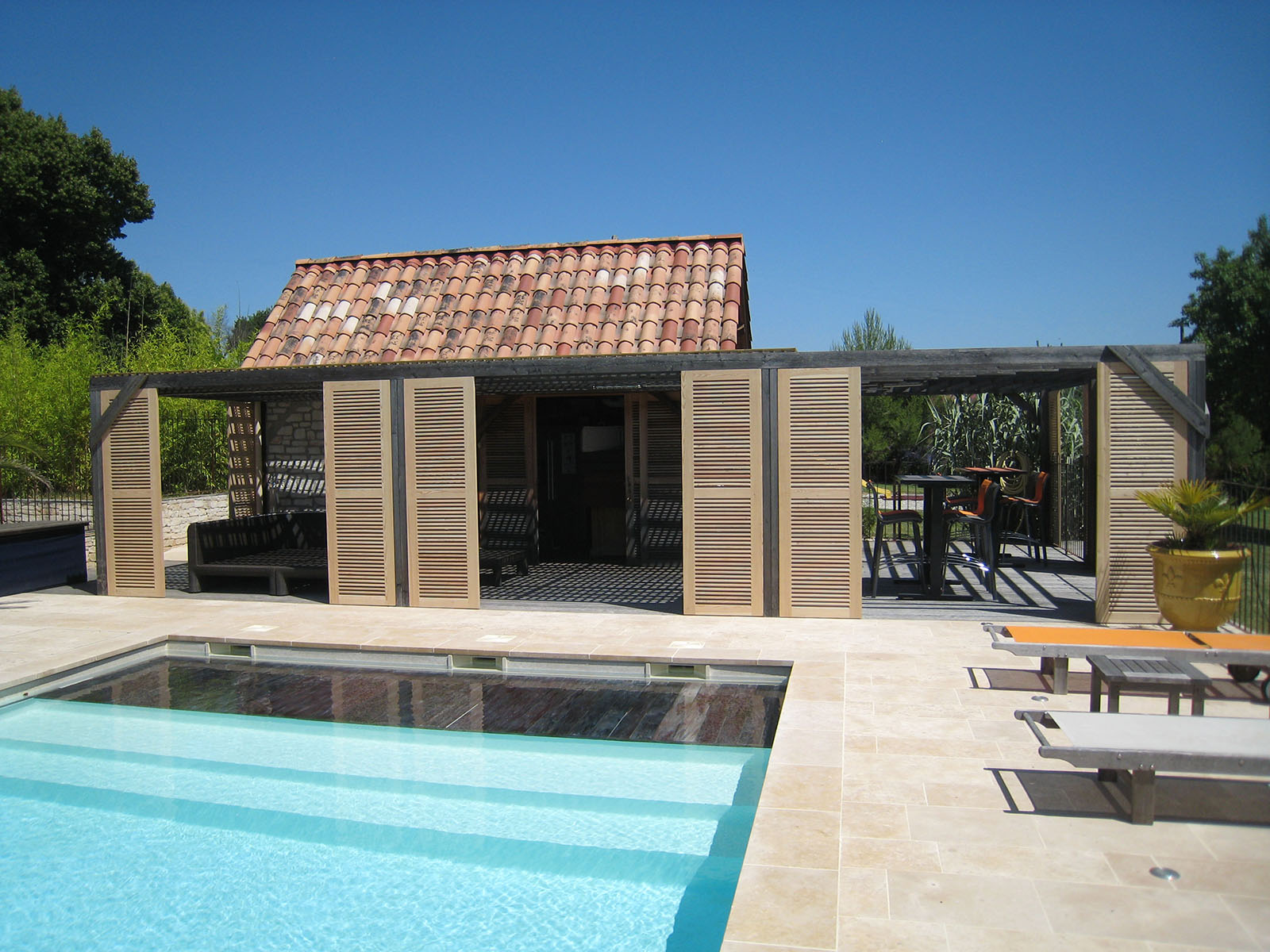 Pergola — Mélèze de pays.
Persiennes traditionnelles — Mélèze de pays.
Terrasse — Bois exotique.