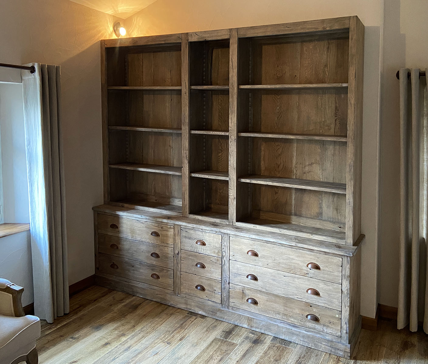 Meuble  — Chêne massif.
Finition — patinée, viellie.