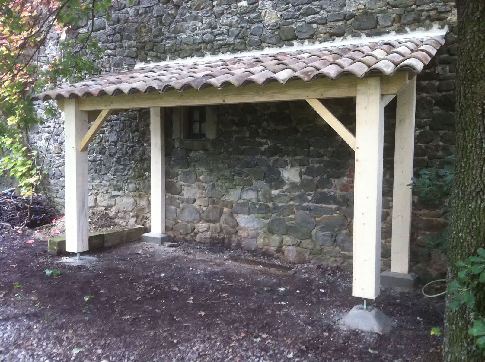 Ossature — Épicéa local.
Couverture — Tuiles traditionnelles.