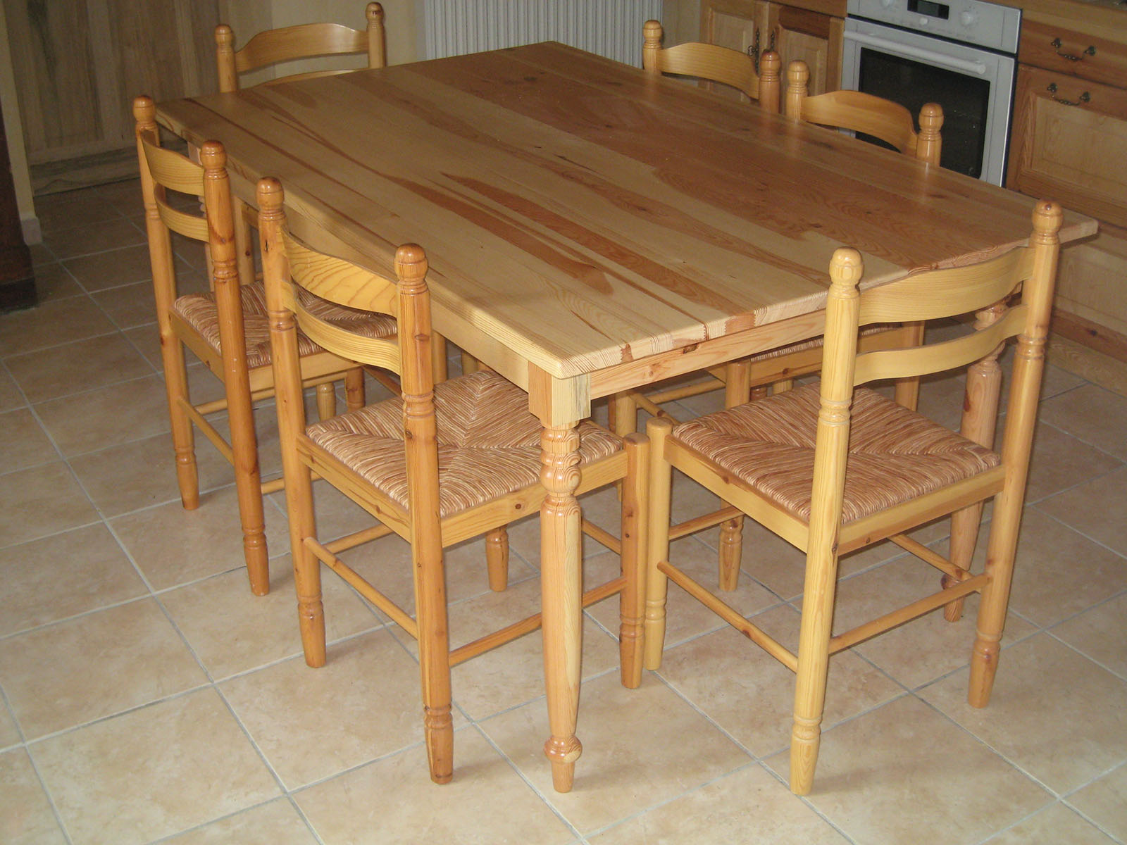 Plateau — Pin verni.
piétement — Pin tourné, verni.