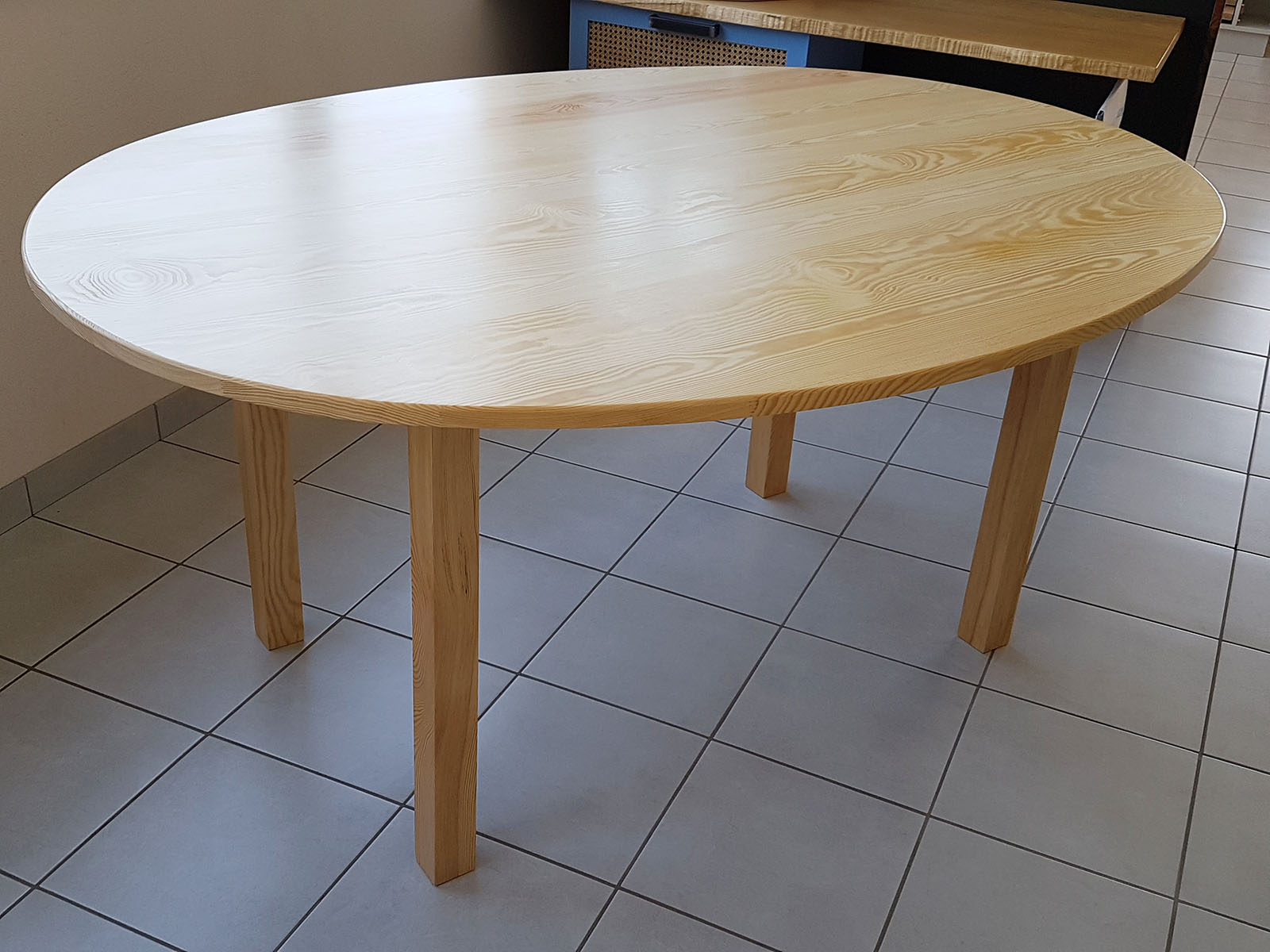 Table — Pin silvestre verni.