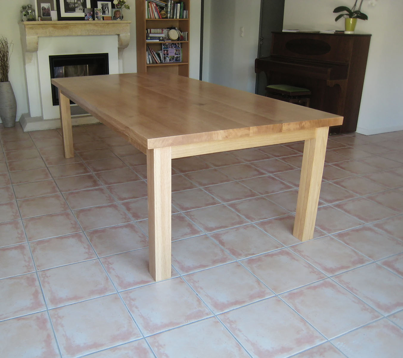 Table — Chêne massif verni.